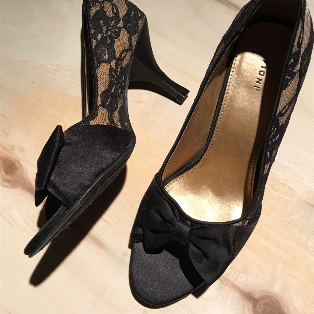 FIONI GOLD & BLACK LACE HEELS